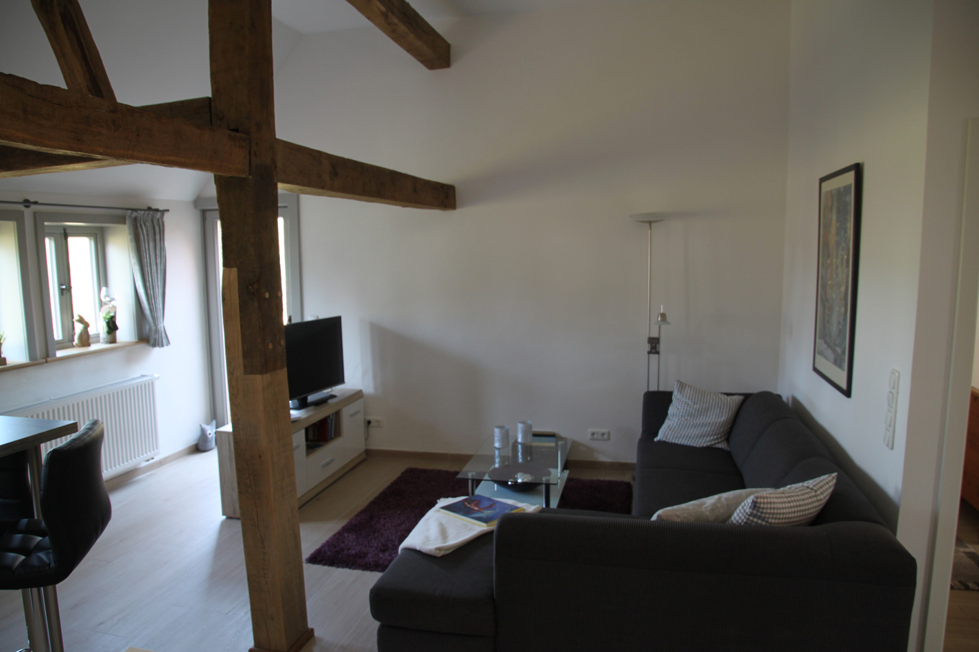 Wohnbereich und gemütliche Sitzecke in einer der Ferienwohnungen